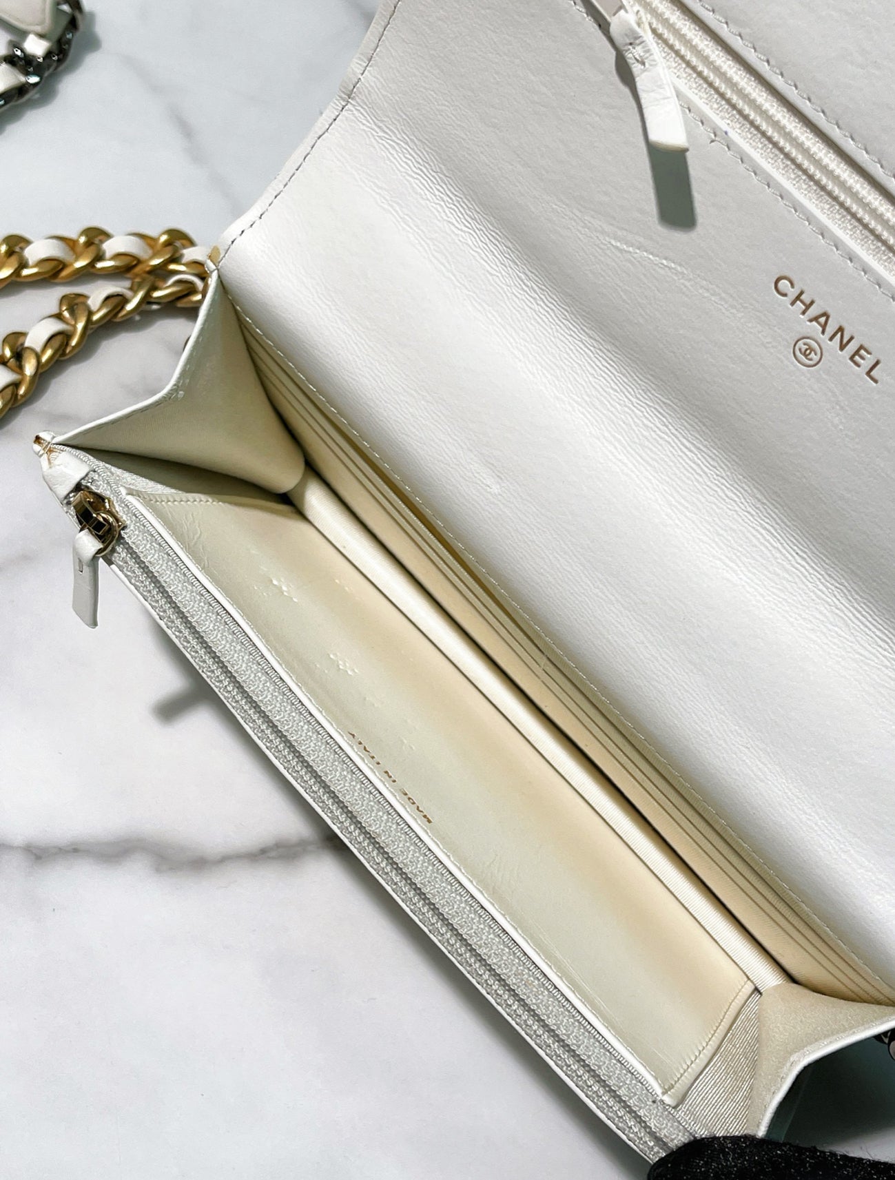 Chanel 19 wallet on chain white/gold