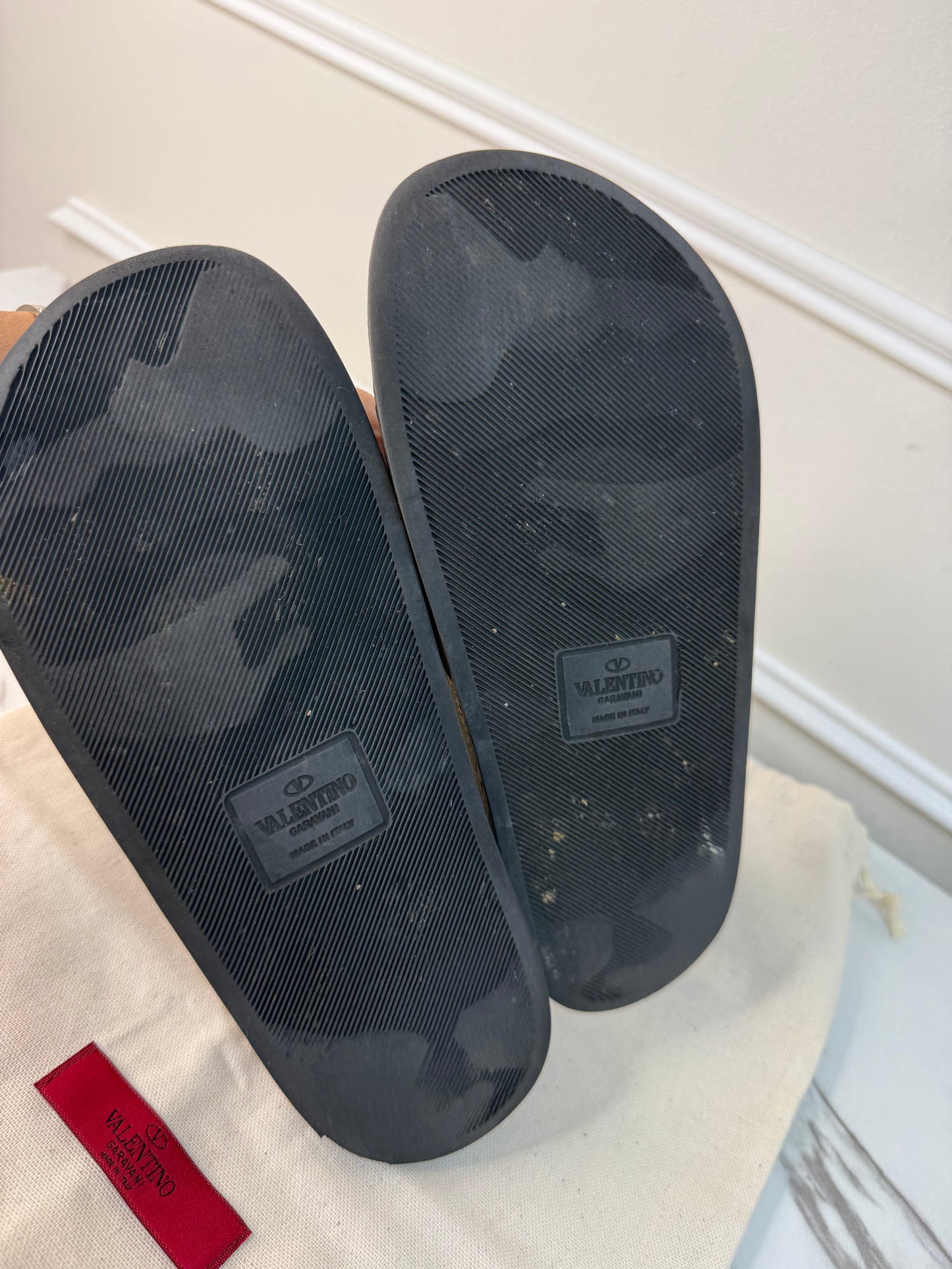 Valentino Garavani rubber Rockstud slide sandals size 39