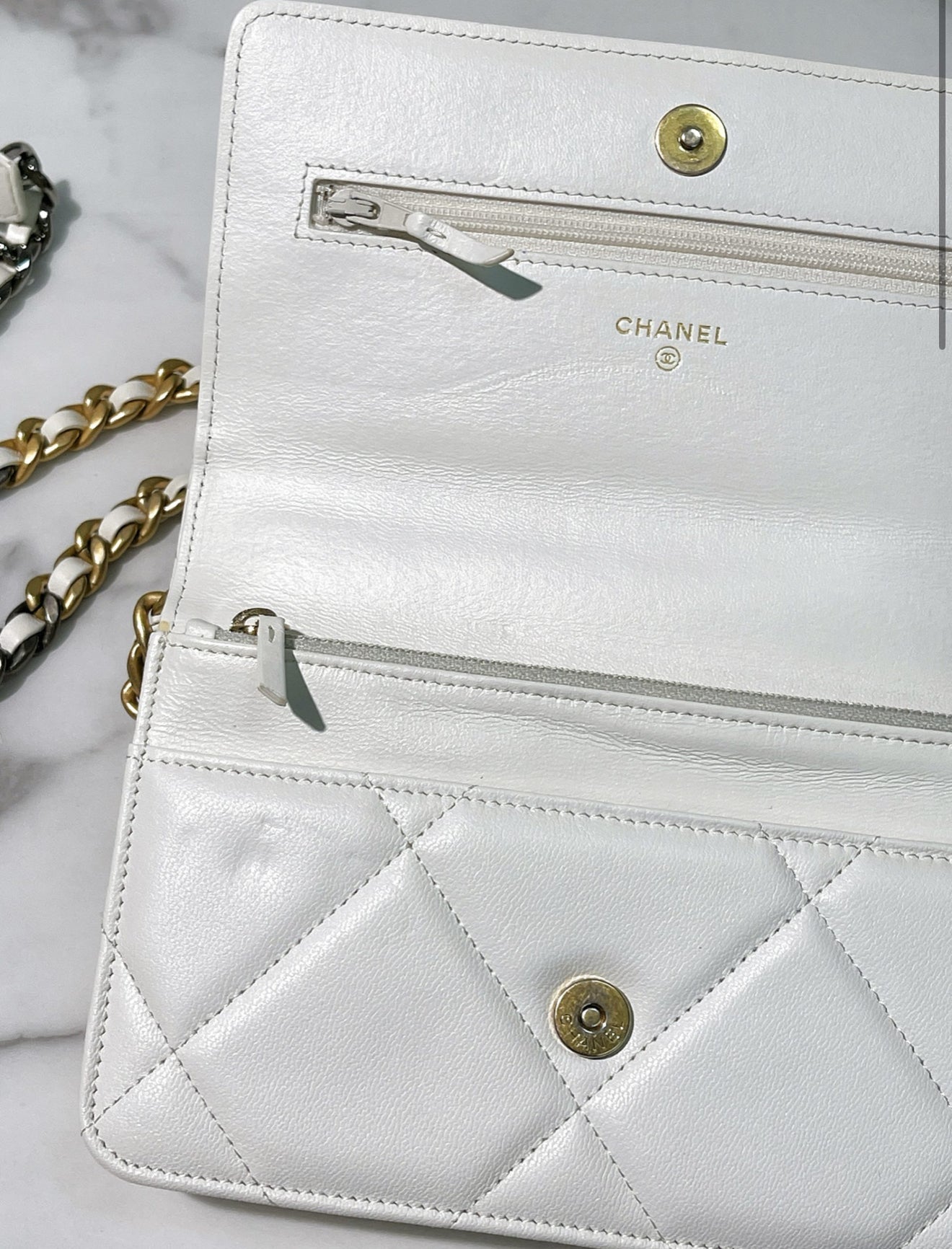 Chanel 19 wallet on chain white/gold
