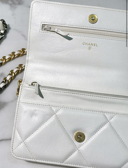 Chanel 19 wallet on chain white/gold