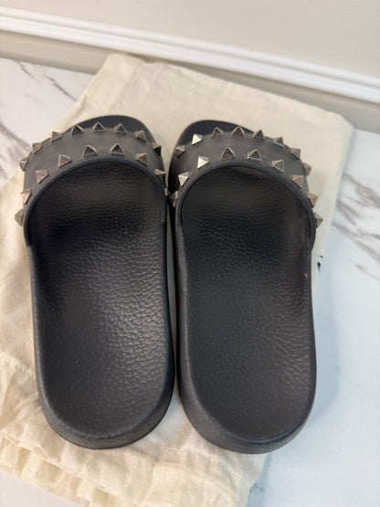 Valentino Garavani rubber Rockstud slide sandals size 37