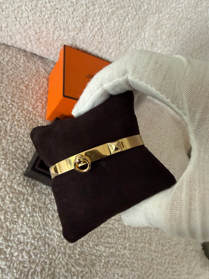 Hermes’ Collier de chien bracelet 18k yellow gold small model