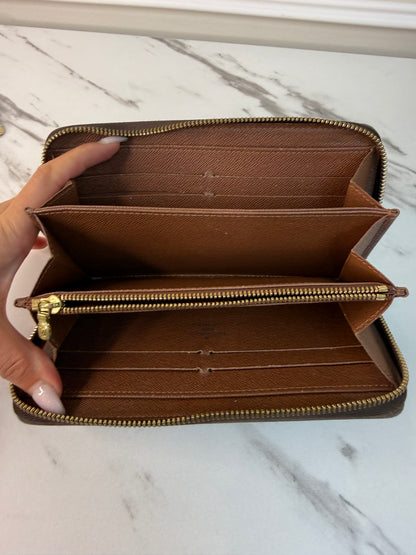 Louis Vuitton Zippy wallet in Monogram canvas