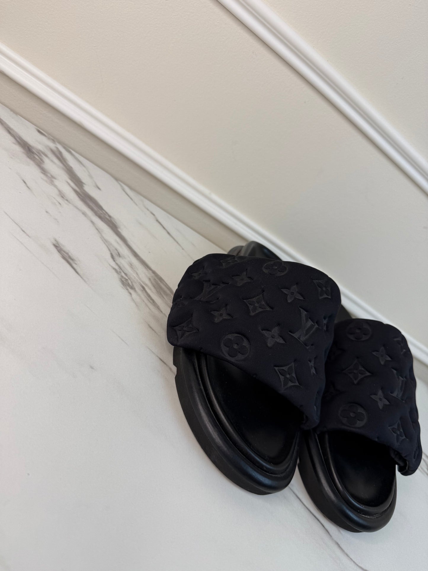 Louis Vuitton Pool Pillow flat comfort mules black size 39