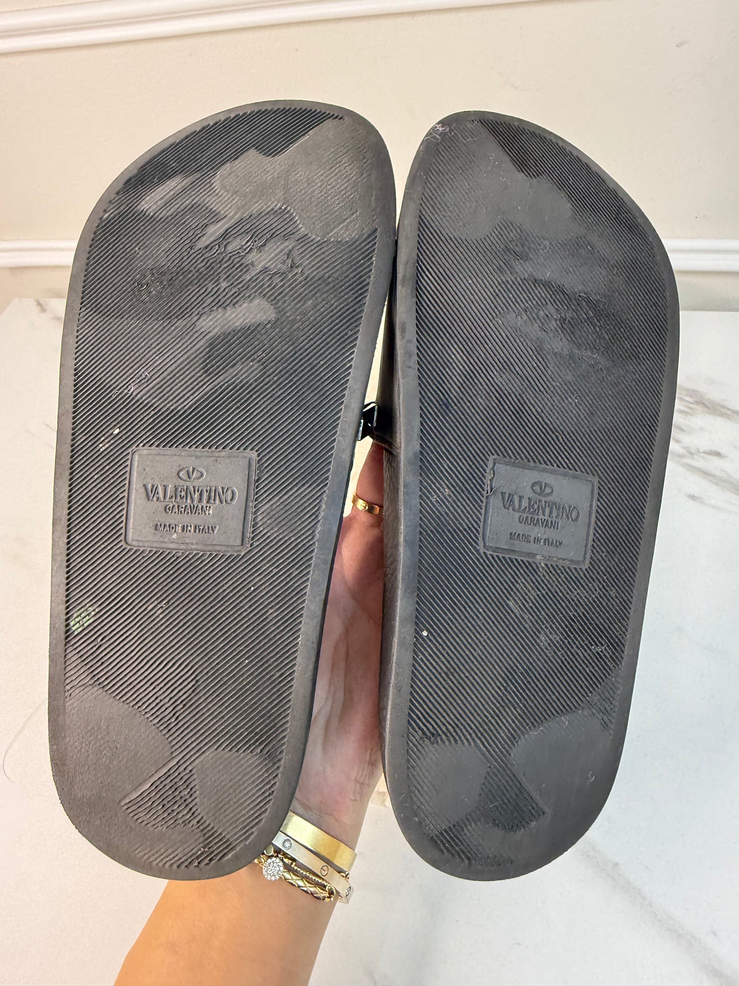 Valentino Garavani rubber Rockstud slide sandals size 37