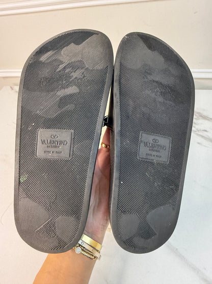 Valentino Garavani rubber Rockstud slide sandals size 37