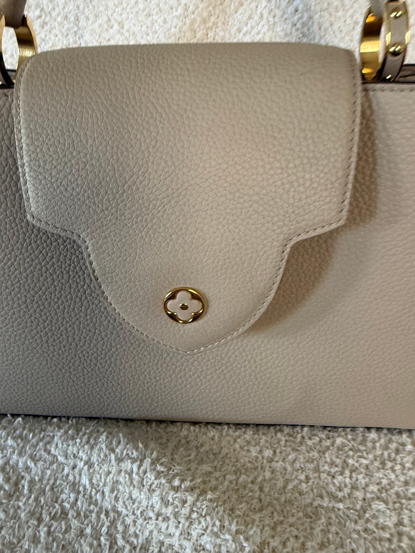 Louis Vuitton Capucines PM beige/Galet colour