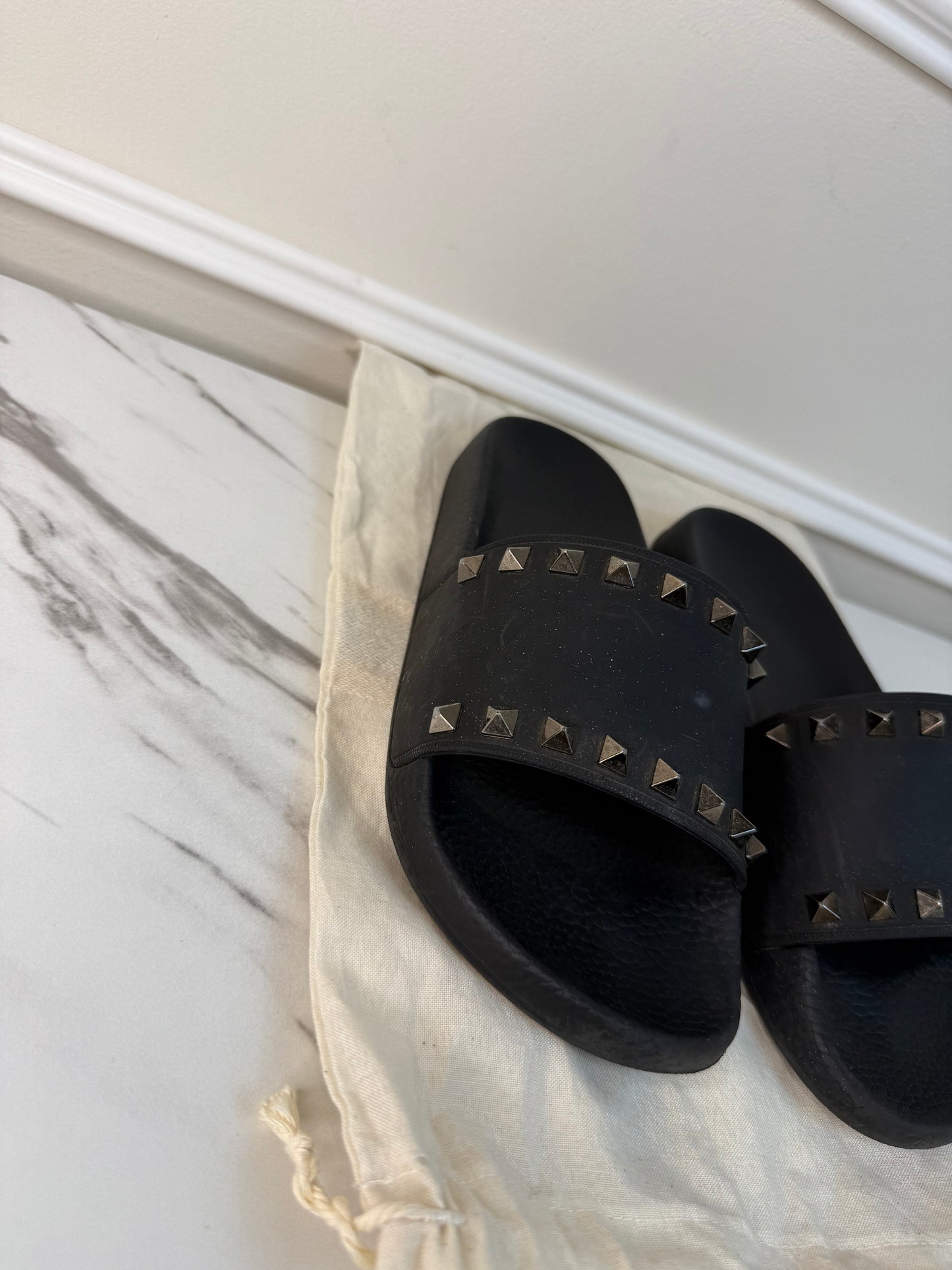Valentino Garavani rubber Rockstud slide sandals size 37