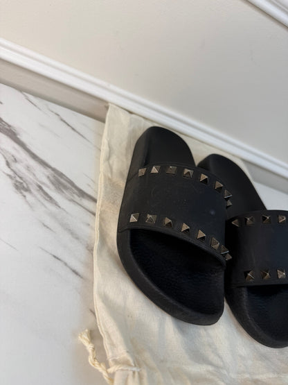 Valentino Garavani rubber Rockstud slide sandals size 37