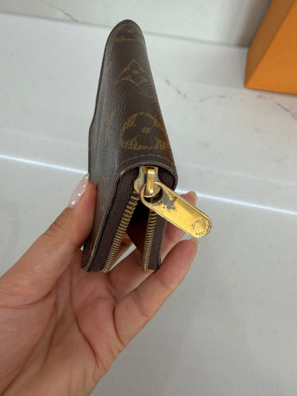 Louis Vuitton zippy card holder
