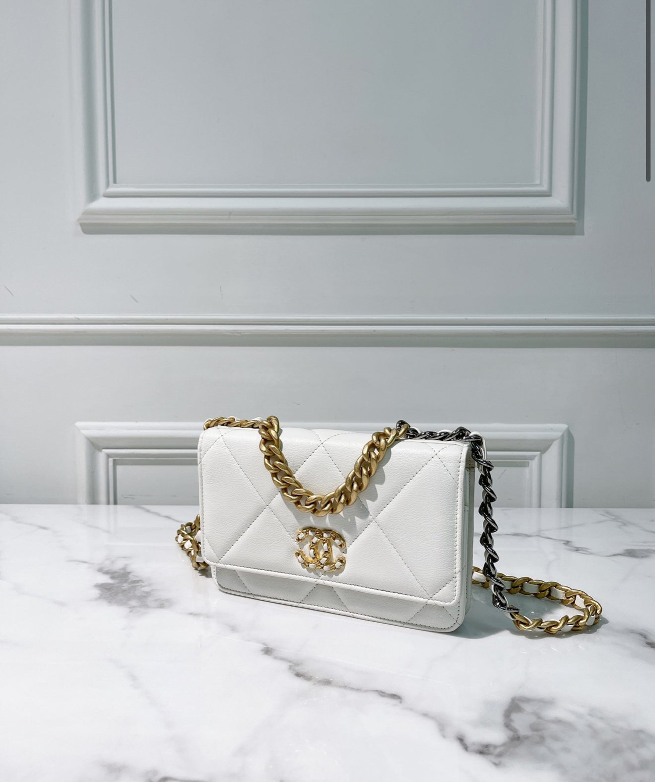 Chanel 19 wallet on chain white/gold