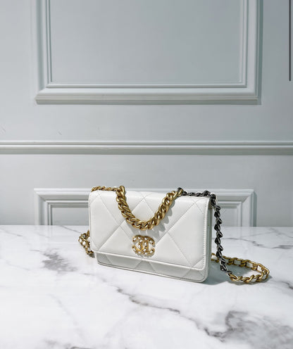 Chanel 19 wallet on chain white/gold