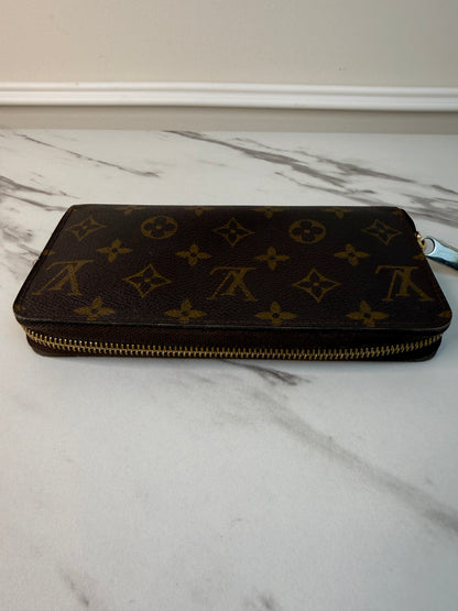 Louis Vuitton Zippy wallet in Monogram canvas