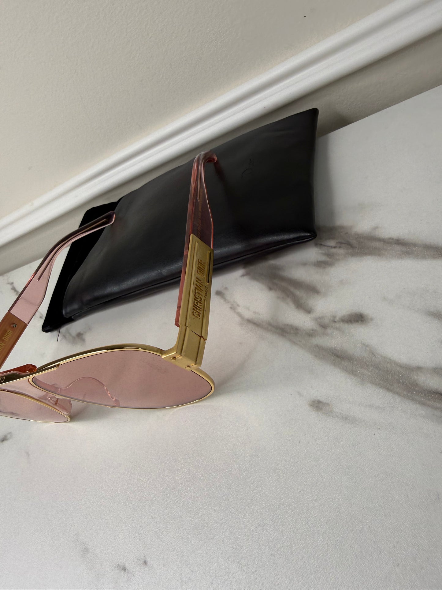 DiorSignature S5U sunglasses featuring gold frames and pink lenses