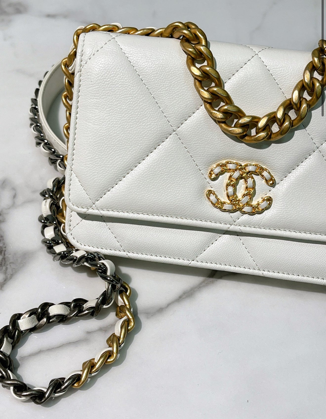 Chanel 19 wallet on chain white/gold