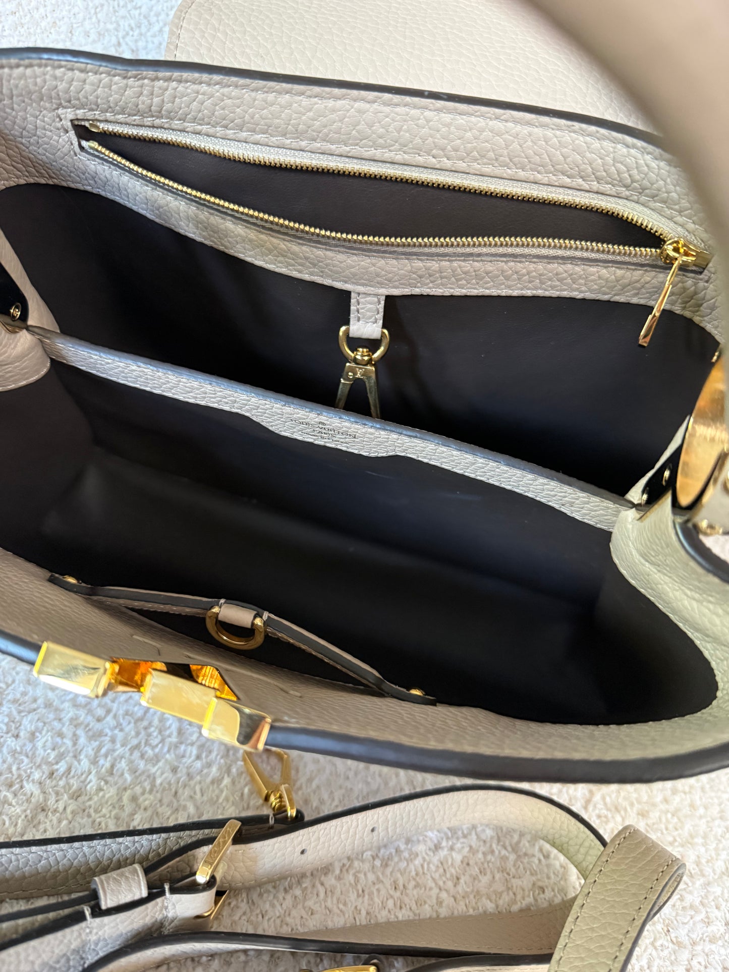 Louis Vuitton Capucines PM beige/Galet colour