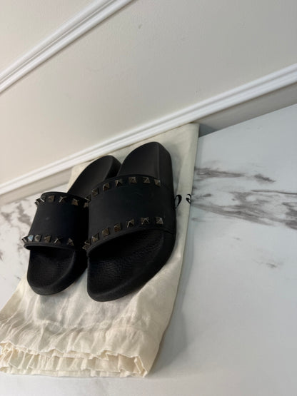 Valentino Garavani rubber Rockstud slide sandals size 37