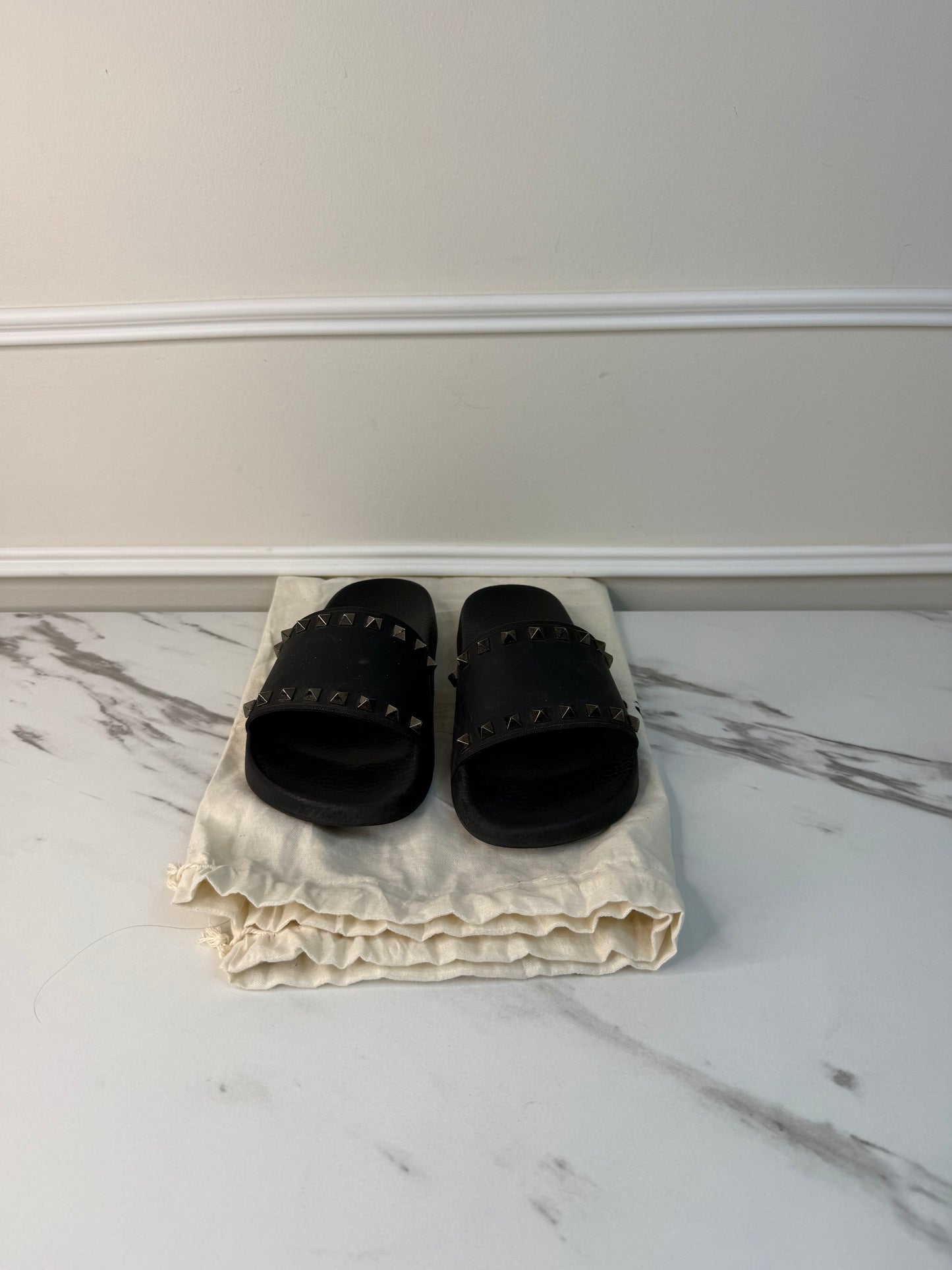 Valentino Garavani rubber Rockstud slide sandals size 37
