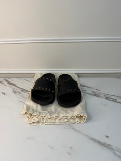 Valentino Garavani rubber Rockstud slide sandals size 37
