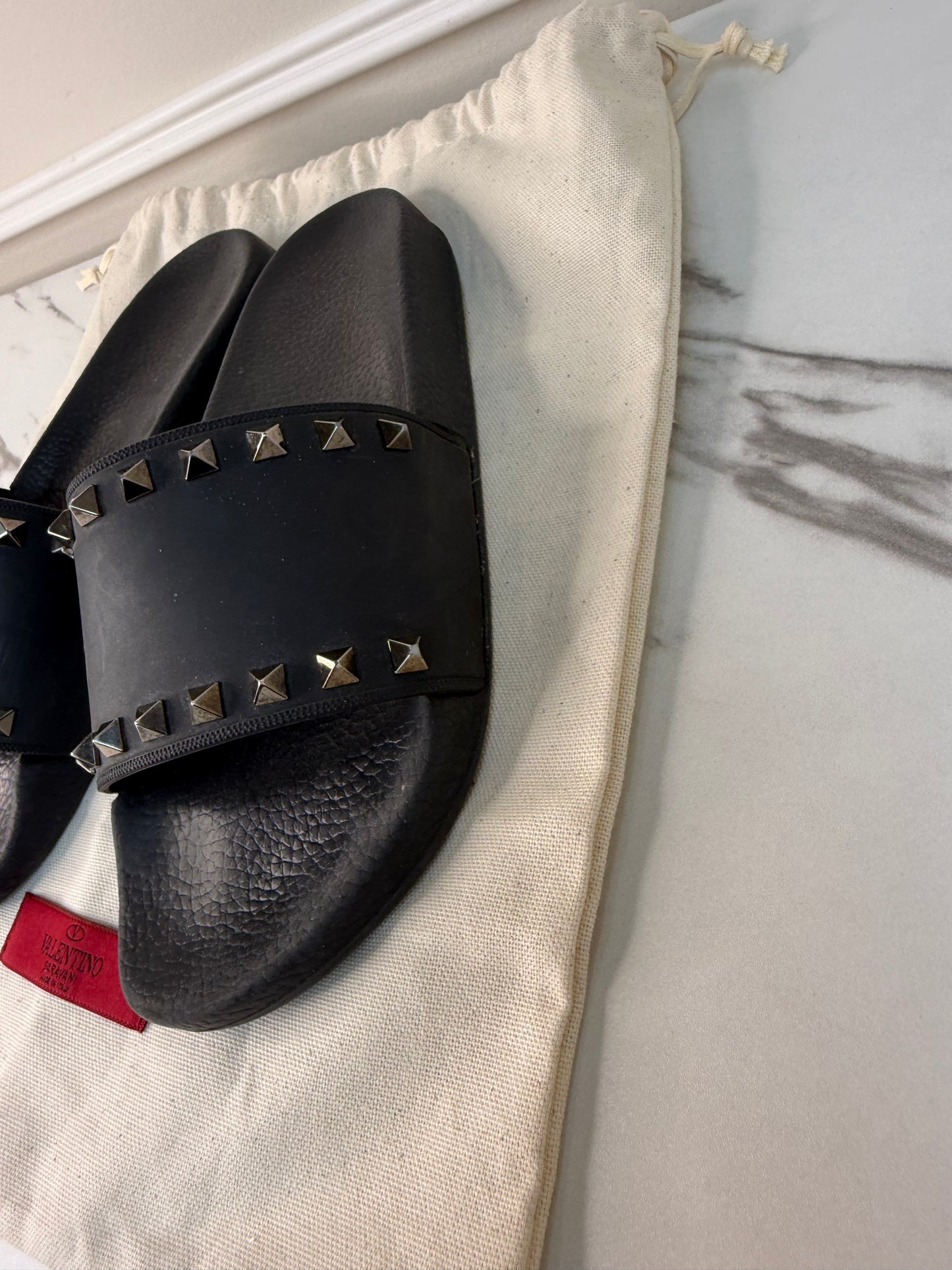 Valentino Garavani rubber Rockstud slide sandals size 39