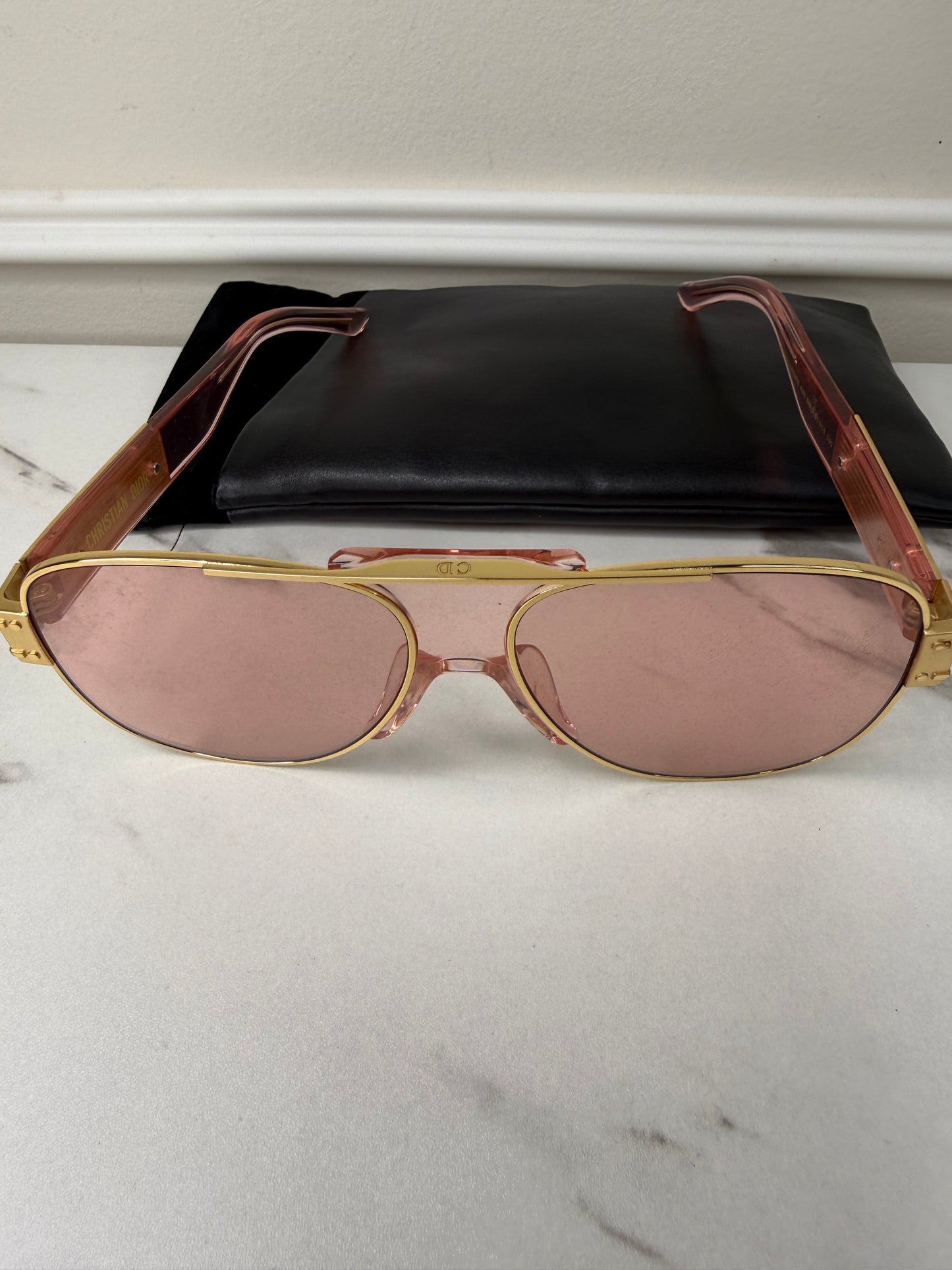 DiorSignature S5U sunglasses featuring gold frames and pink lenses