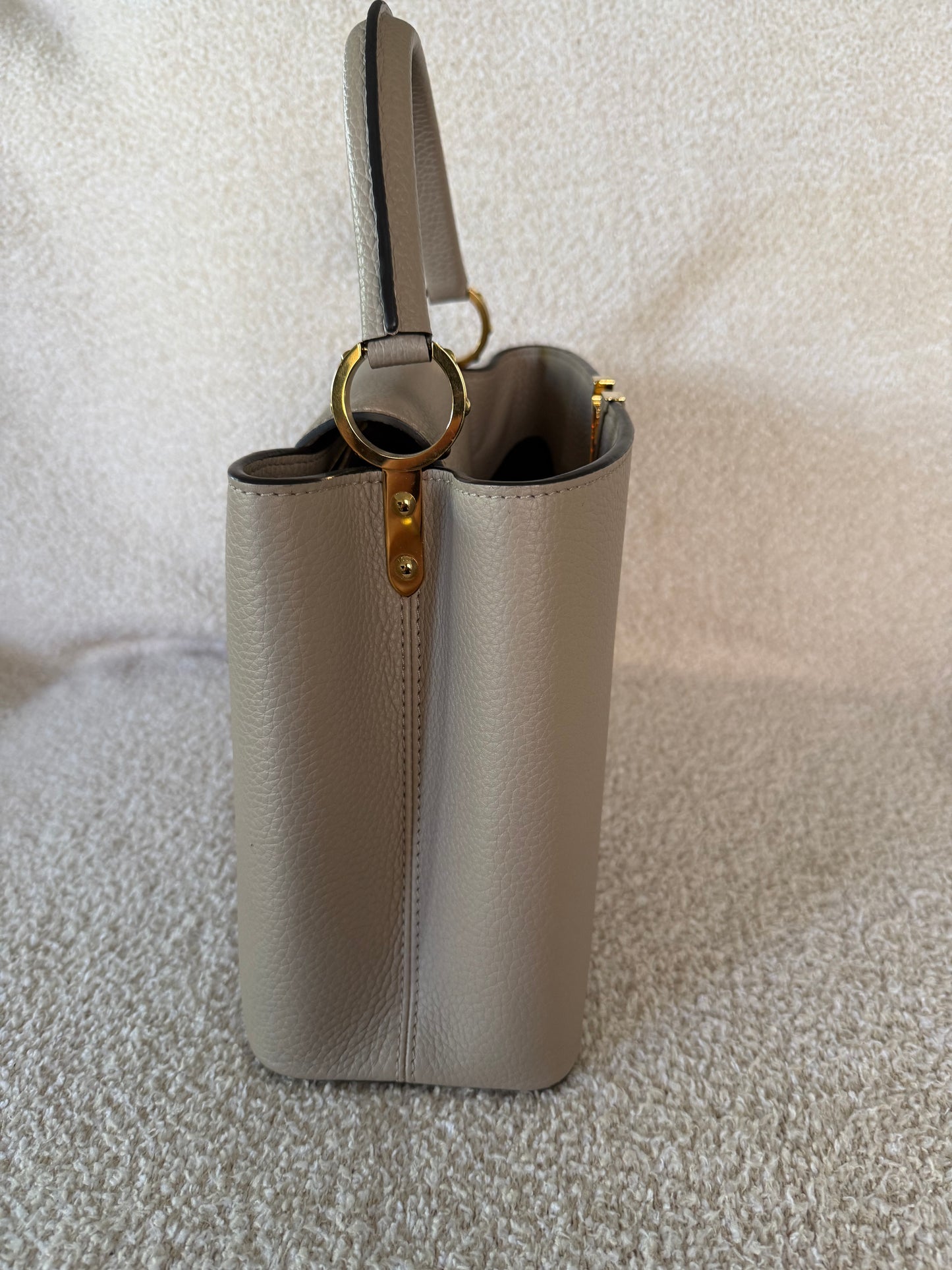 Louis Vuitton Capucines PM beige/Galet colour