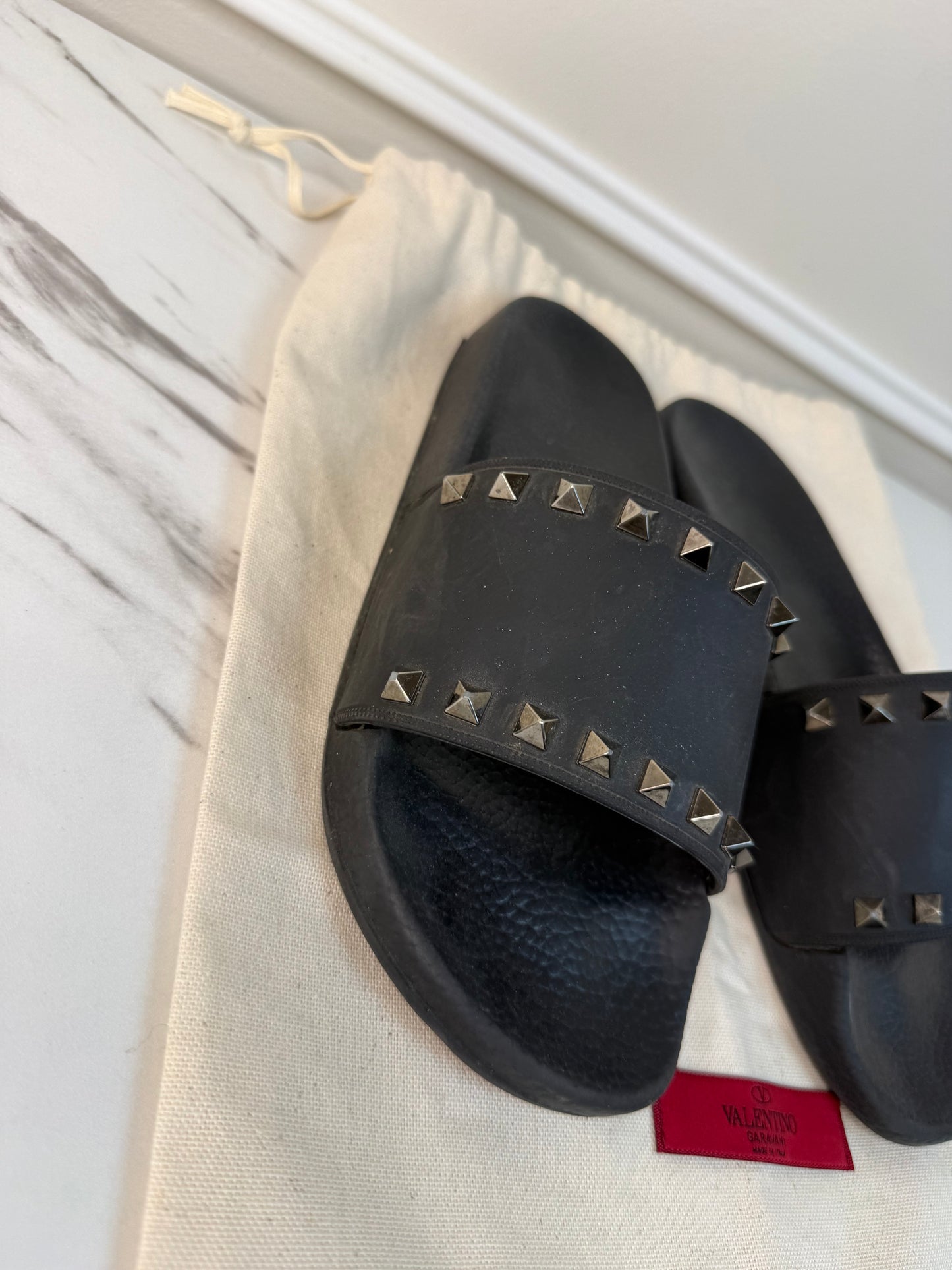 Valentino Garavani rubber Rockstud slide sandals size 39