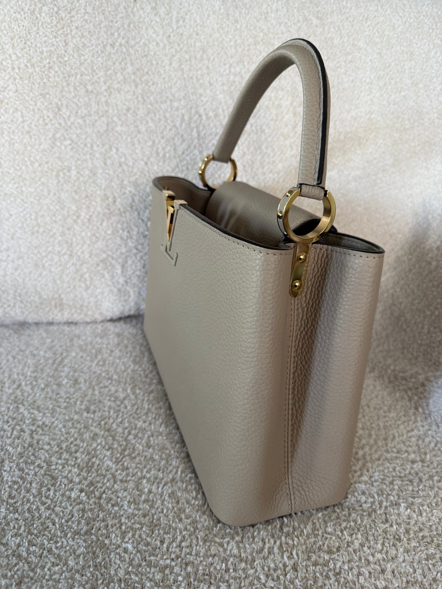 Louis Vuitton Capucines PM beige/Galet colour