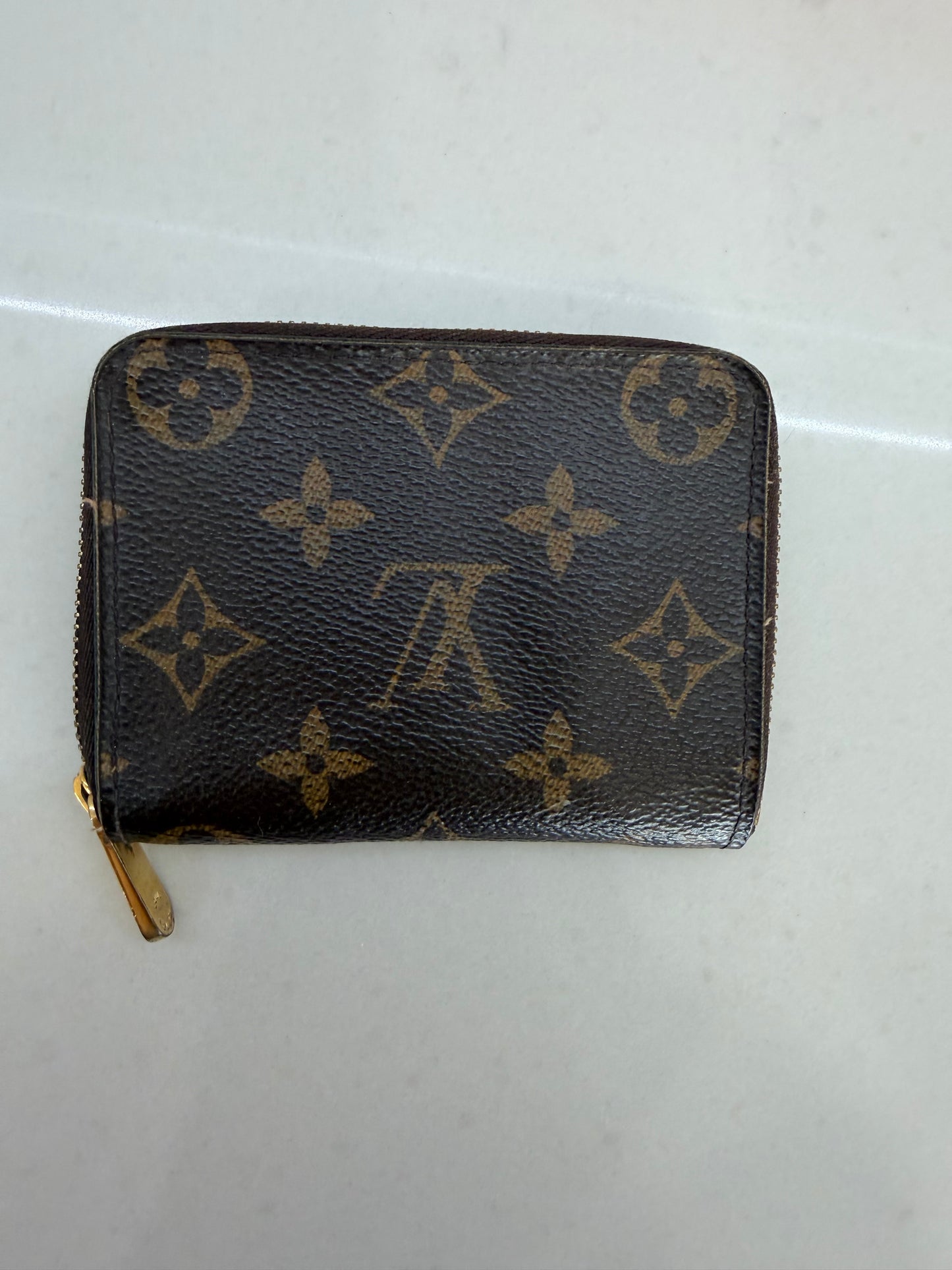 Louis Vuitton zippy card holder