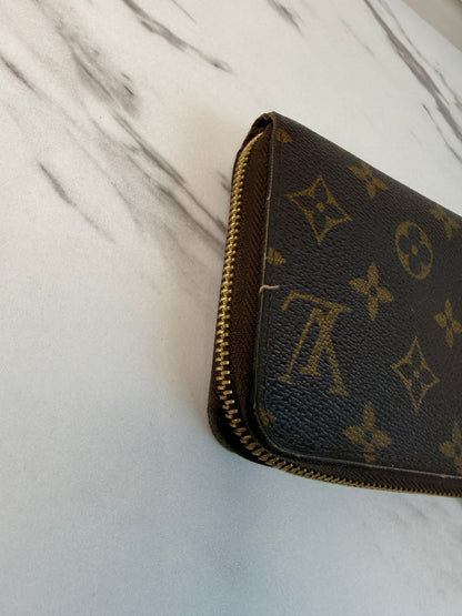 Louis Vuitton Zippy wallet in Monogram canvas